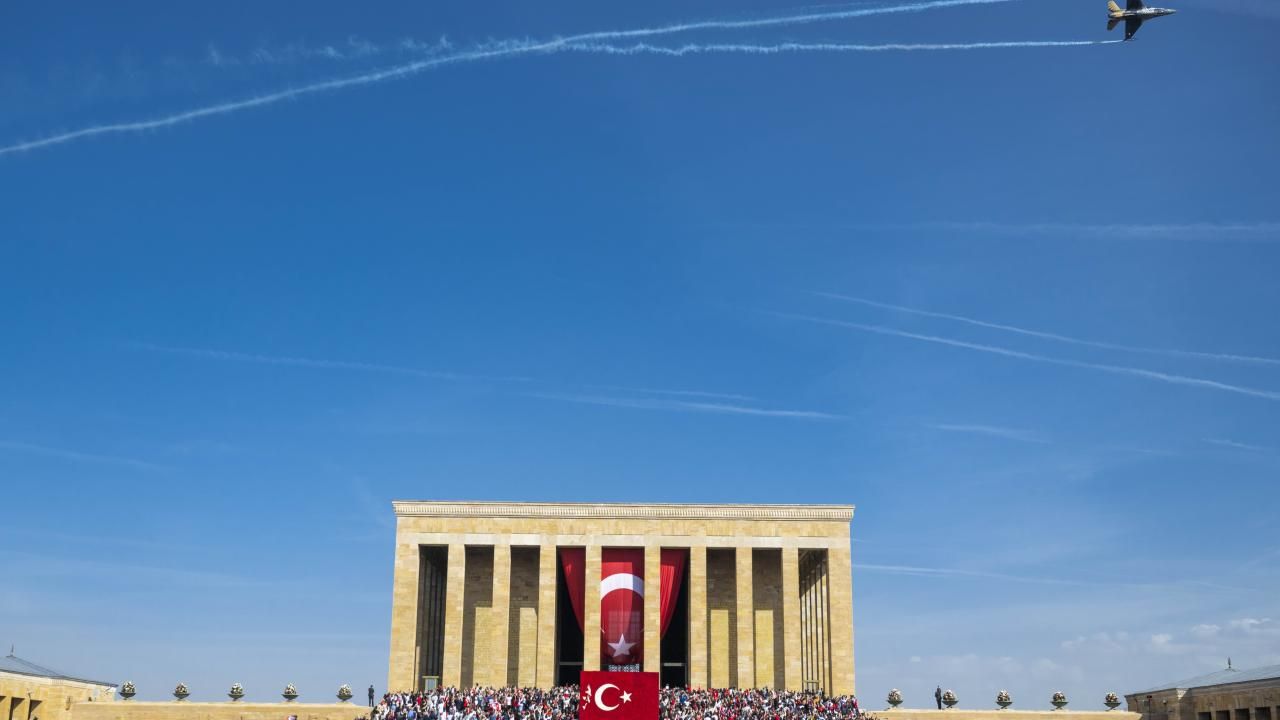 SOLOTÜRK'ten Anıtkabir semalarında gösteri uçusu 1