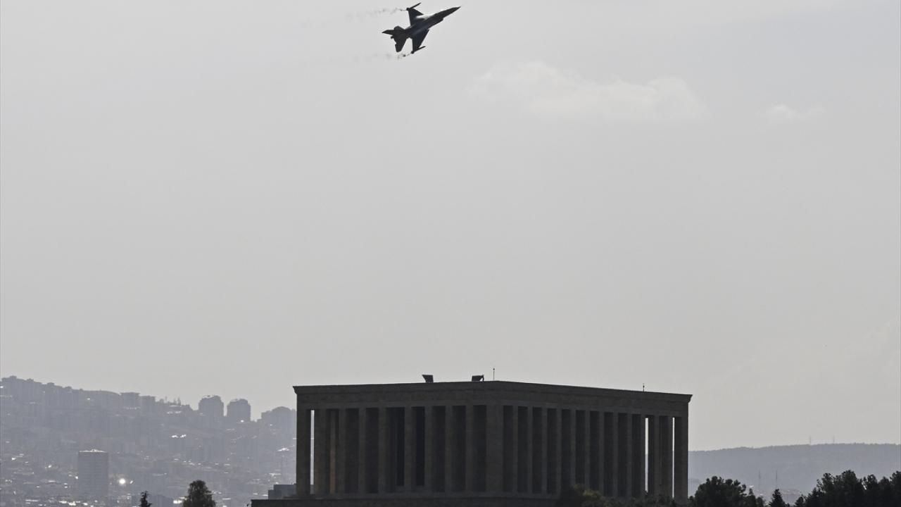 SOLOTÜRK'ten Anıtkabir semalarında gösteri uçusu 5