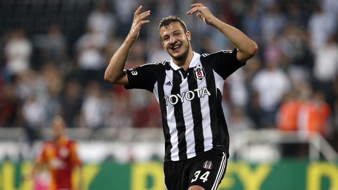 Yıldız futbolcudan yıllar sona gelen inanılmaz itiraf! "İshaldim, korner bayrağının oraya pisledim" 5