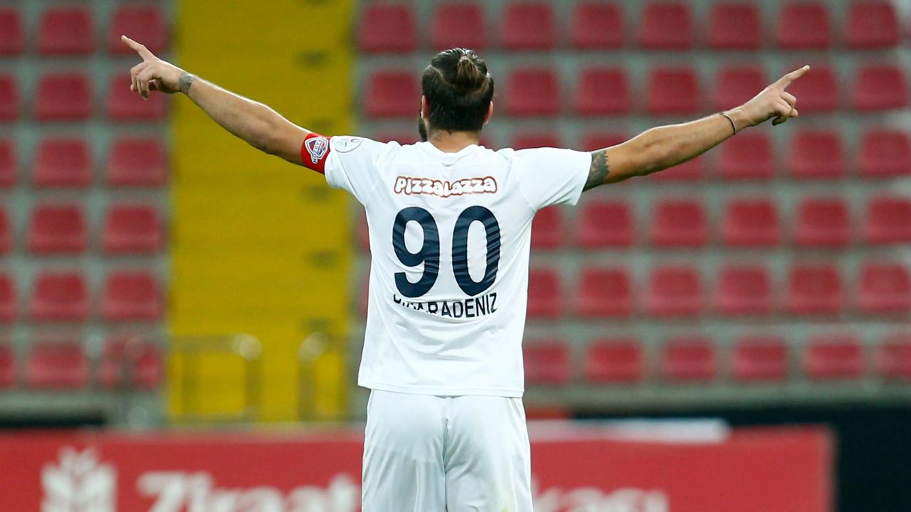 Yıldız futbolcudan yıllar sona gelen inanılmaz itiraf! "İshaldim, korner bayrağının oraya pisledim" 9