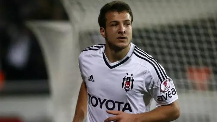 Yıldız futbolcudan yıllar sona gelen inanılmaz itiraf! "İshaldim, korner bayrağının oraya pisledim" 6