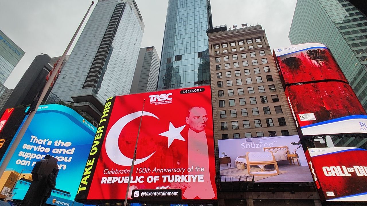 Türk bayraklarıyla donatılmış kamyonlar New York sokaklarında! 2