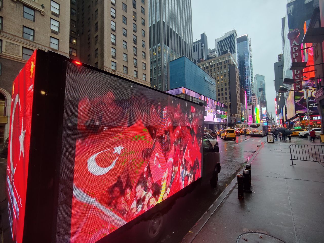 Türk bayraklarıyla donatılmış kamyonlar New York sokaklarında! 3