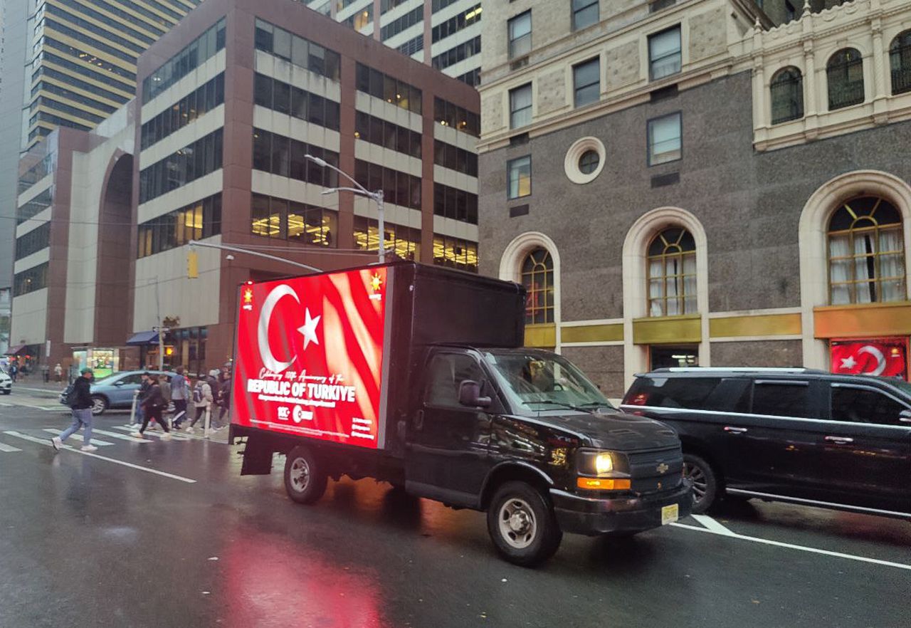 Türk bayraklarıyla donatılmış kamyonlar New York sokaklarında! 8