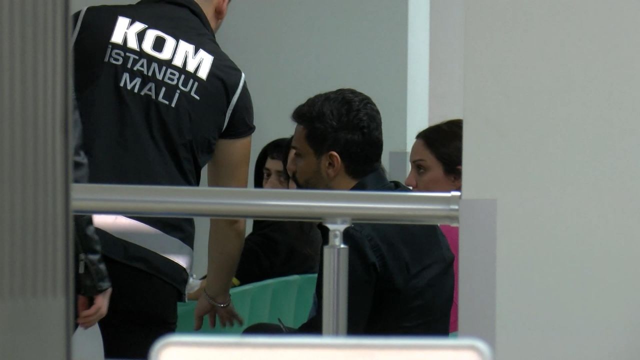 Kara para akladıkları ve vergi kaçırdıkları iddia edilmişti! Dilan Polat ve eşi Engin Polat gözaltına alındı: İşte Polat çiftinin Emniyet'teki ilk görüntüleri 8