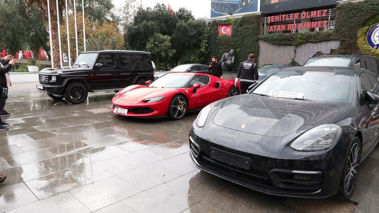 Ferrari ile çektiği videolar gündem olmuştu! Dilan Polat ve Engin Polat çiftine ait lüks araçlar emniyette sergilendi 6