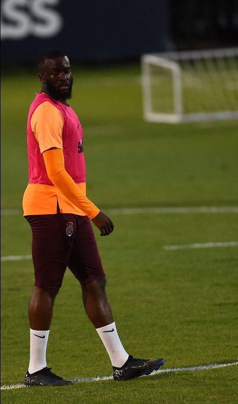 Eski Milli futbolcudan Galatasaraylı yıldıza şok sözler: “Bu adamda bira göbeği var! Ben şu halimle ondan daha fitim” 8