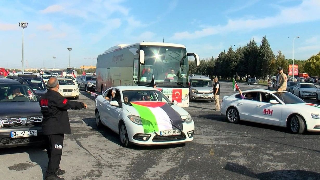 İHH, İncirlik Üssü'ne doğru yola çıktı! Amerikalı aktivist de aralarında... 4