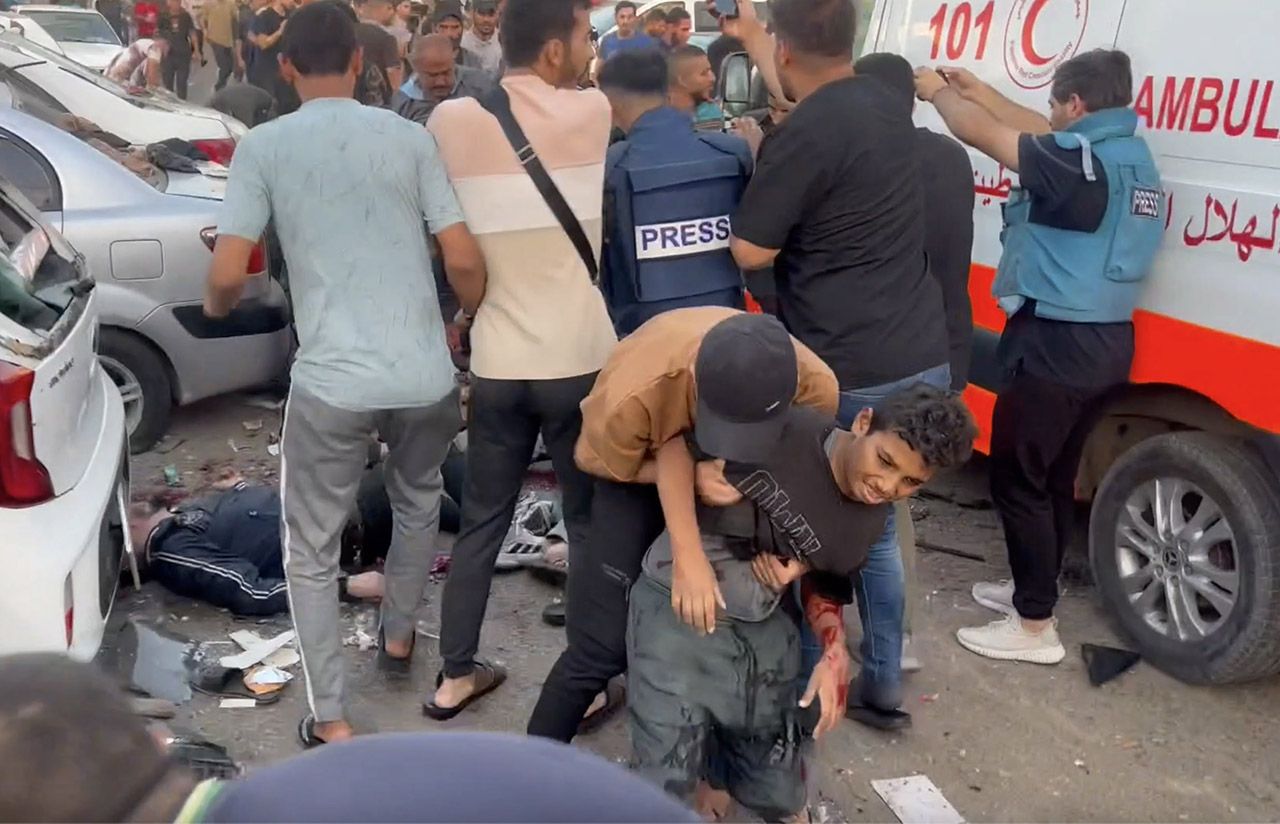 İsrail ordusu Gazze'de Şifa Hastanesi yerleşkesinin giriş kısmını vurdu 3
