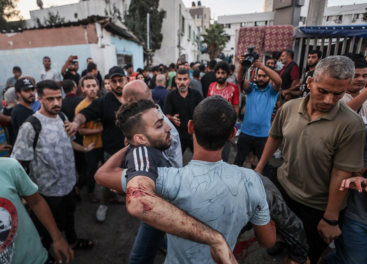 İsrail ordusu Gazze'de Şifa Hastanesi yerleşkesinin giriş kısmını vurdu 6