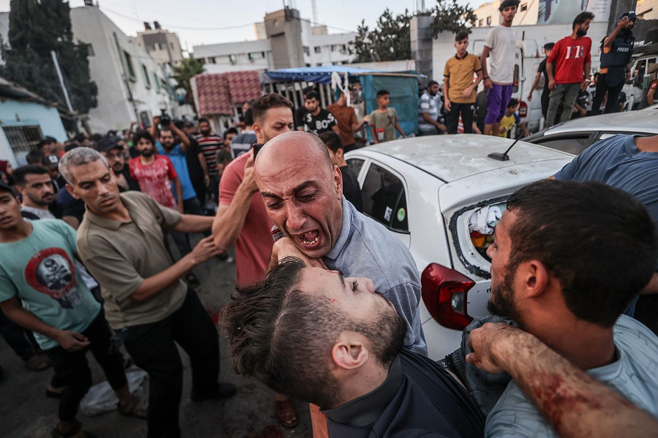 İsrail ordusu Gazze'de Şifa Hastanesi yerleşkesinin giriş kısmını vurdu 7