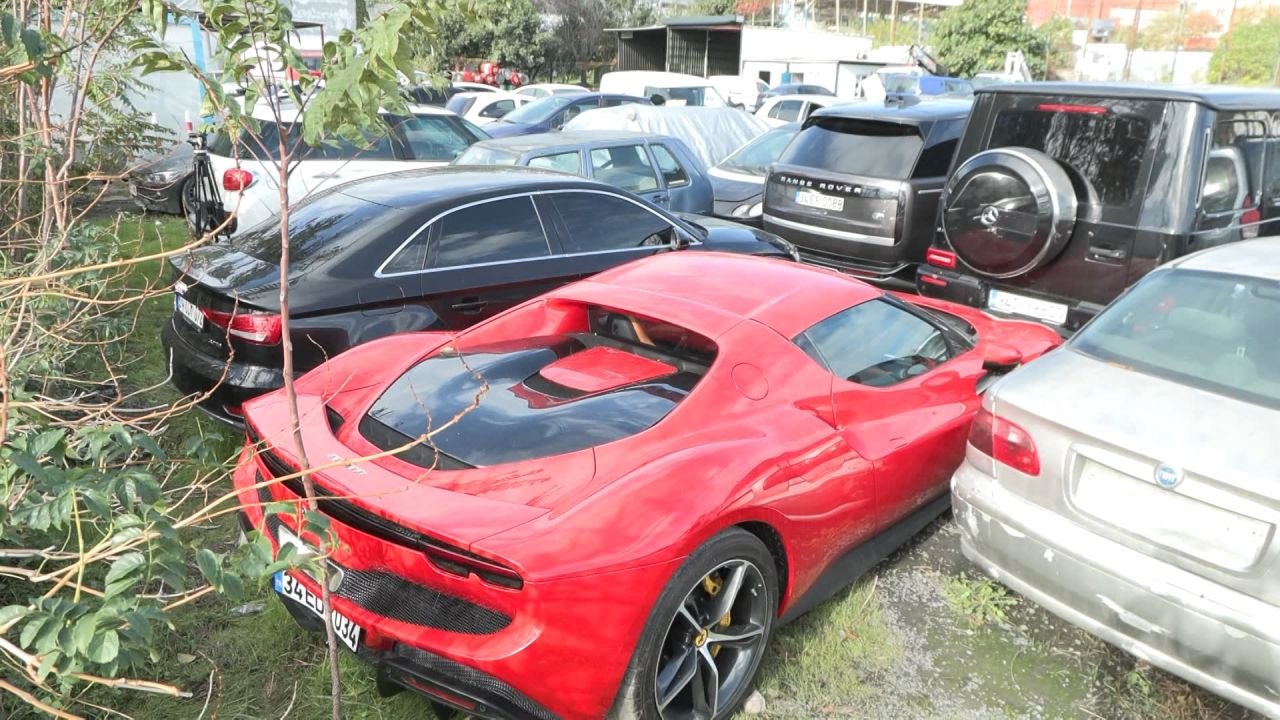 Ferrari ile çekilen videoları gündem olmuştu! Tutuklanan Dilan-Engin Polat çiftinin lüks araçları yediemin otoparkında 4