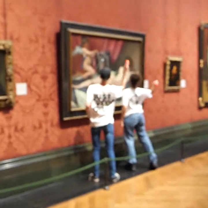 İngiltere'de iklim aktivistleri National Gallery'de sergilenen tablonun koruyucu camını kırdı 1