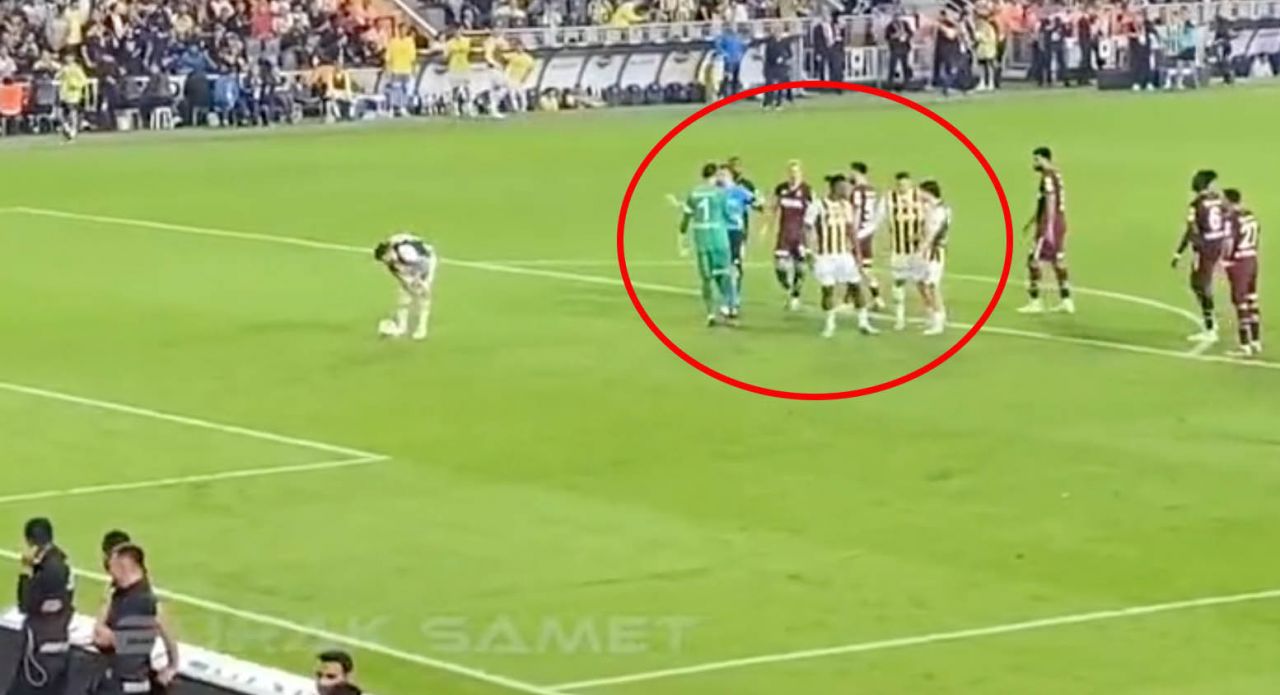 Fenerbahçe'de şok eden görüntü! İki yıldız Trabzonspor maçında neredeyse birbirine girecekti! Araya girip sakinleştirdiler 6