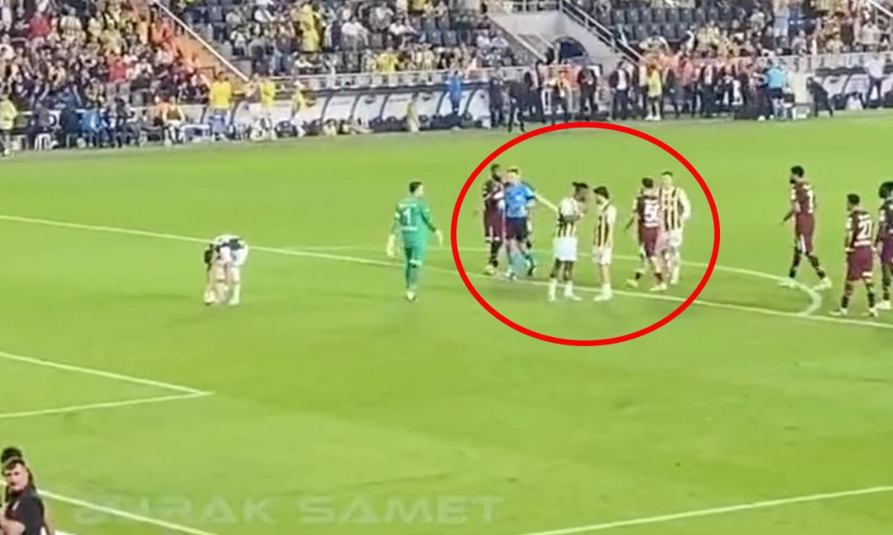 Fenerbahçe'de şok eden görüntü! İki yıldız Trabzonspor maçında neredeyse birbirine girecekti! Araya girip sakinleştirdiler 5