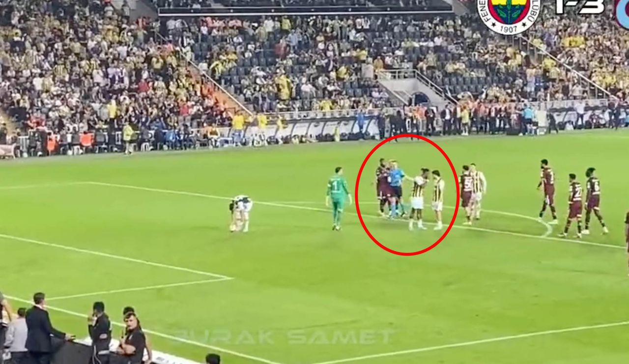 Fenerbahçe'de şok eden görüntü! İki yıldız Trabzonspor maçında neredeyse birbirine girecekti! Araya girip sakinleştirdiler 4