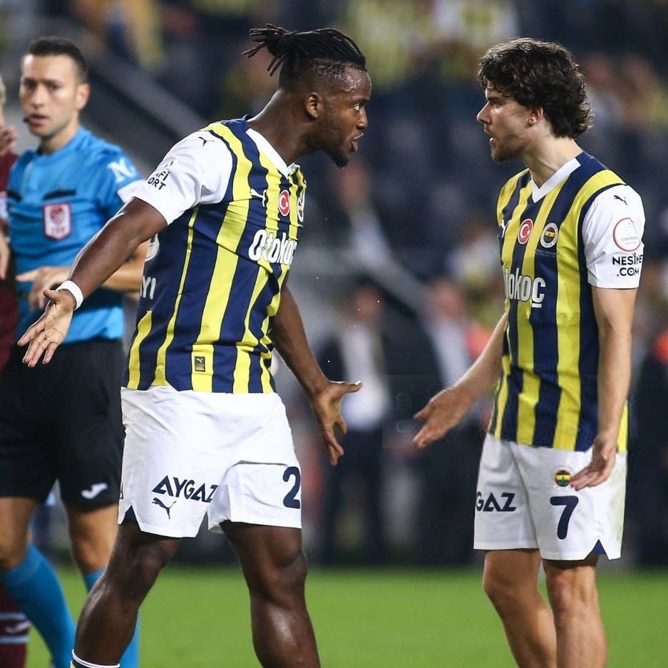 Fenerbahçe'de şok eden görüntü! İki yıldız Trabzonspor maçında neredeyse birbirine girecekti! Araya girip sakinleştirdiler 3