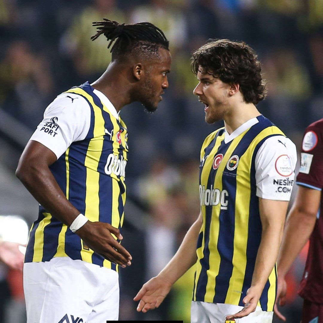 Fenerbahçe'de şok eden görüntü! İki yıldız Trabzonspor maçında neredeyse birbirine girecekti! Araya girip sakinleştirdiler 2