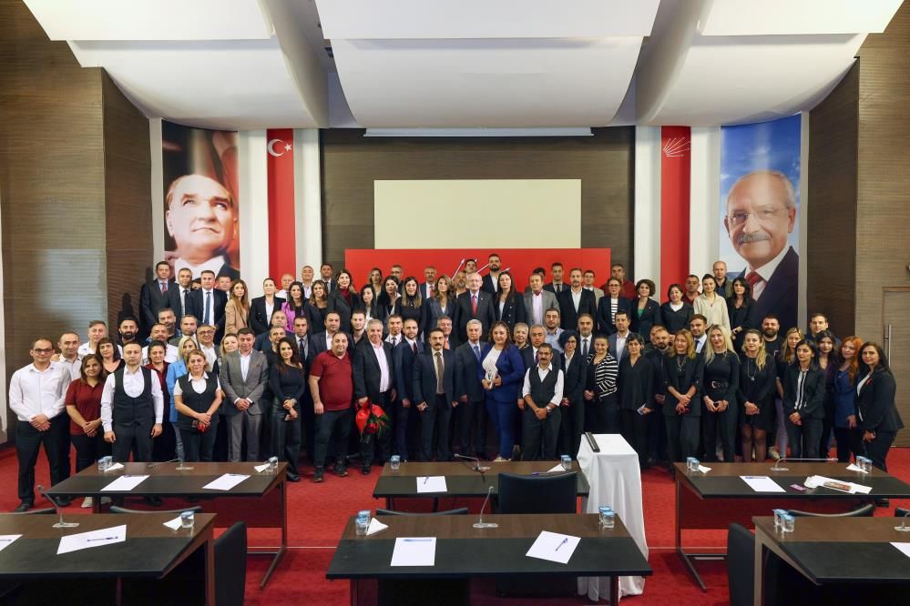 CHP genel merkezi personeliyle vedalaşan Kılıçdaroğlu'ndan dikkat çeken mesaj: Şimdilik hoşça kalın! 5