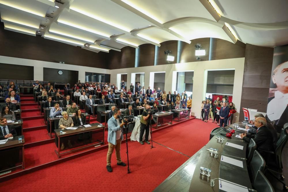 CHP genel merkezi personeliyle vedalaşan Kılıçdaroğlu'ndan dikkat çeken mesaj: Şimdilik hoşça kalın! 1