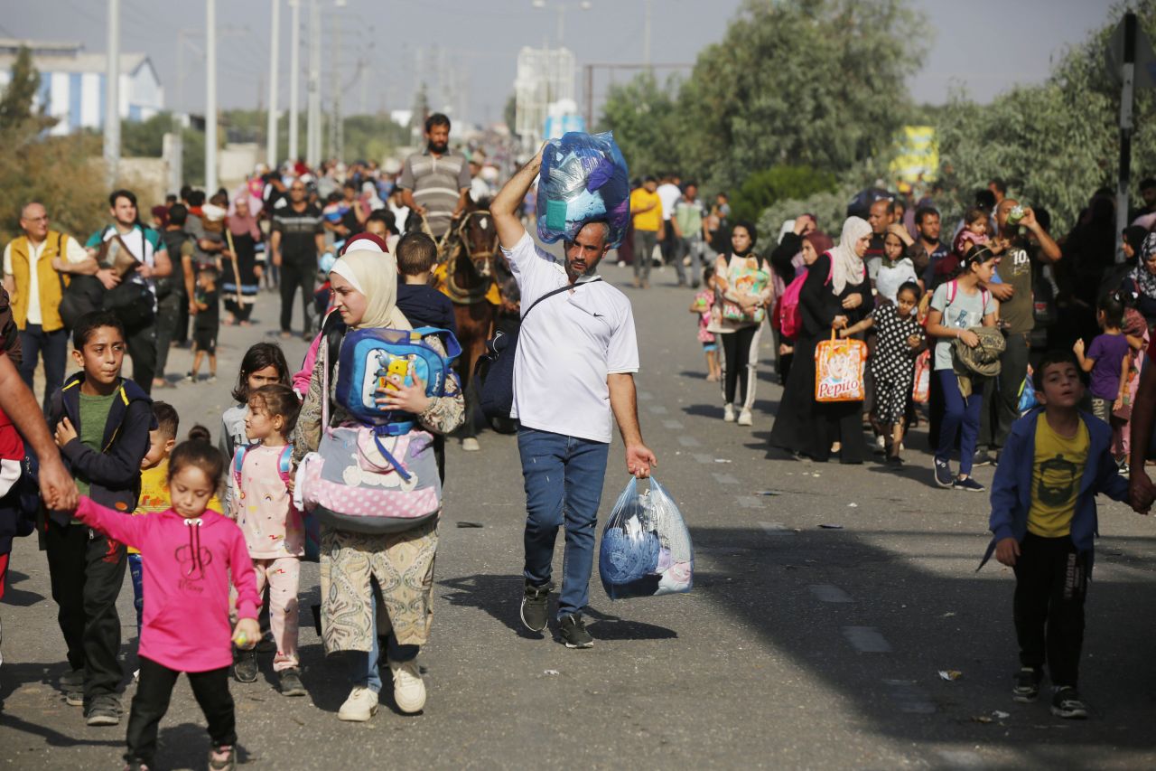 Filistinliler, Gazze Şeridi'nin orta ve güney kesimlerindeki bölgelere göçü devam ediyor 3