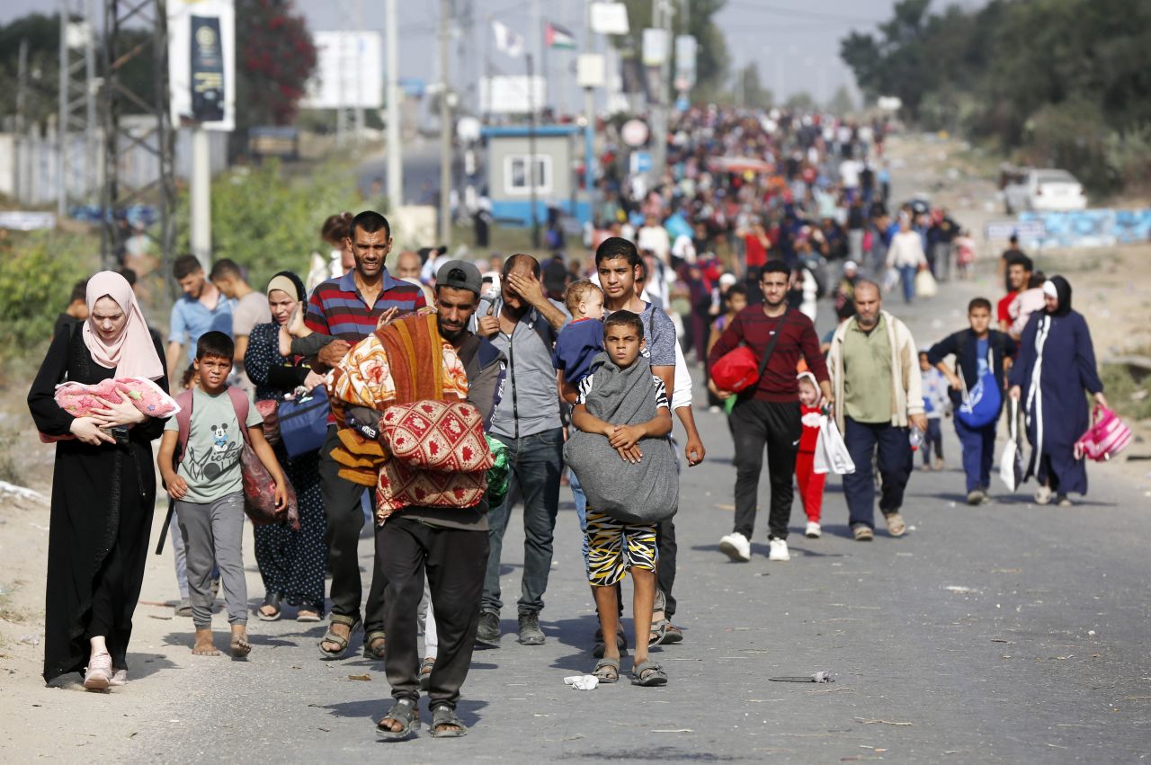 Filistinliler, Gazze Şeridi'nin orta ve güney kesimlerindeki bölgelere göçü devam ediyor 4