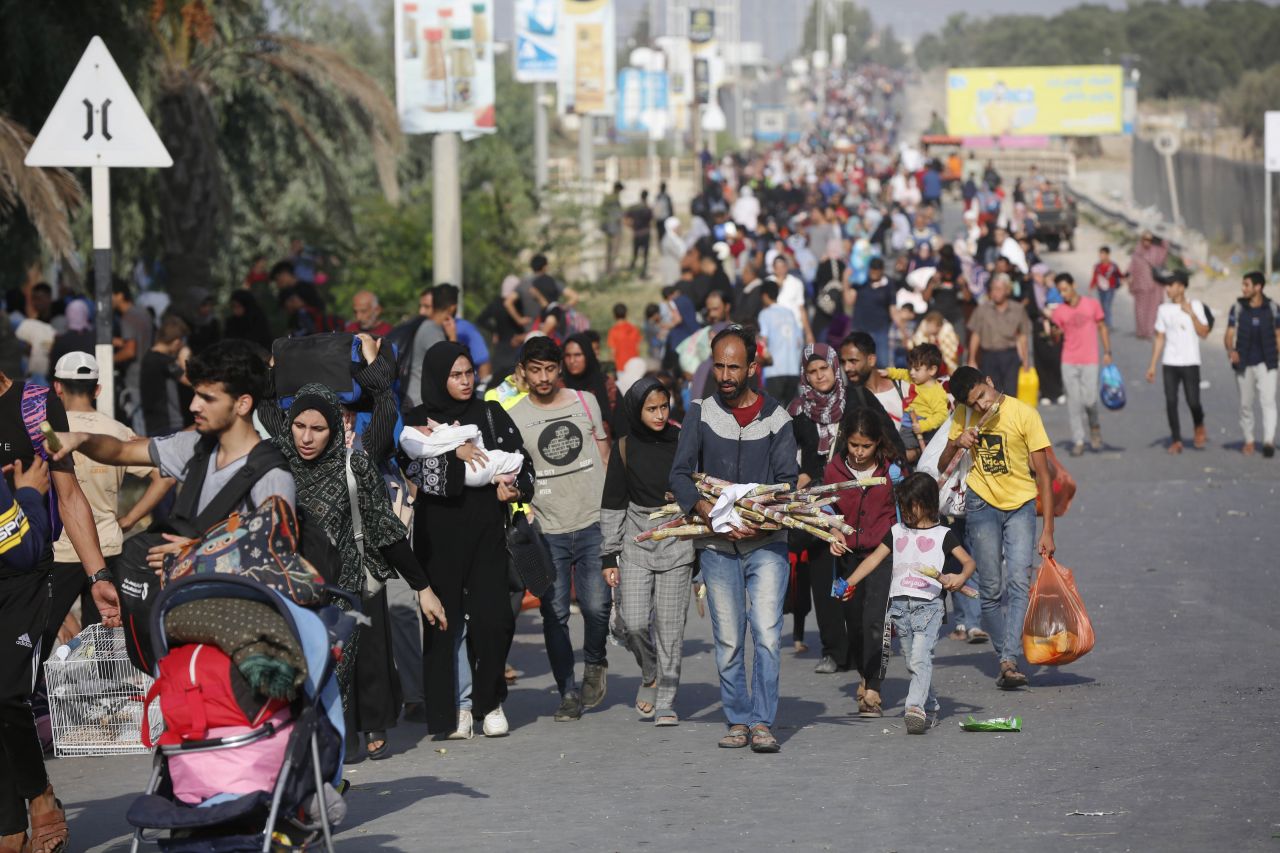 Filistinliler, Gazze Şeridi'nin orta ve güney kesimlerindeki bölgelere göçü devam ediyor 15