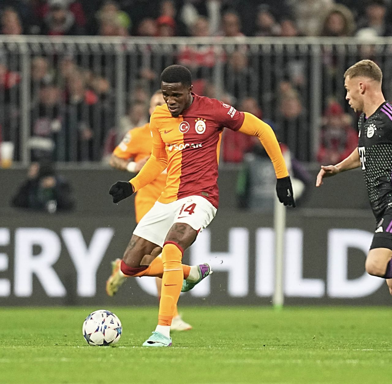 Maç sonu canlı yayında isyan etti! "Sen bu maçlar için transfer edildin! Galatasaray ligde zaten şampiyon oluyordu. Sahada yoktun ya!" 4
