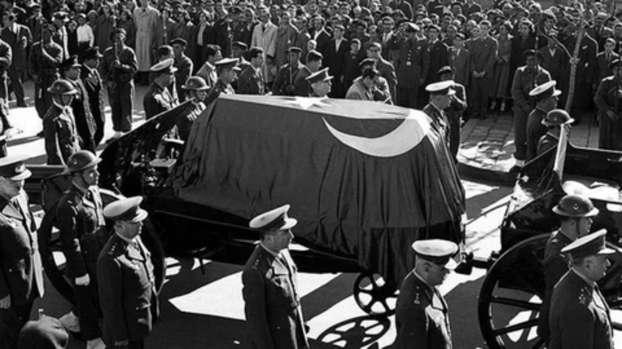 Atatürk'ün hayata veda edişinin 85. yıl dönümü... Binlerce vatandaş Dolmabahçe Sarayı'na akın etti... 13