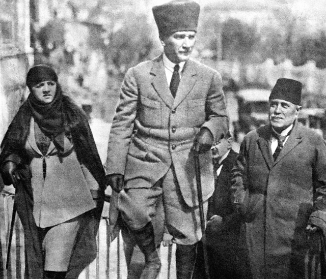 Atatürk'ün hayata veda edişinin 85. yıl dönümü... Binlerce vatandaş Dolmabahçe Sarayı'na akın etti... 9