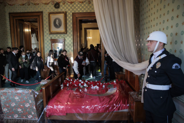 Atatürk'ün hayata veda edişinin 85. yıl dönümü... Binlerce vatandaş Dolmabahçe Sarayı'na akın etti... 2