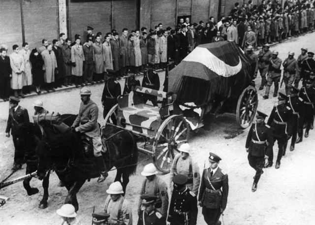 Atatürk'ün hayata veda edişinin 85. yıl dönümü... Binlerce vatandaş Dolmabahçe Sarayı'na akın etti... 12