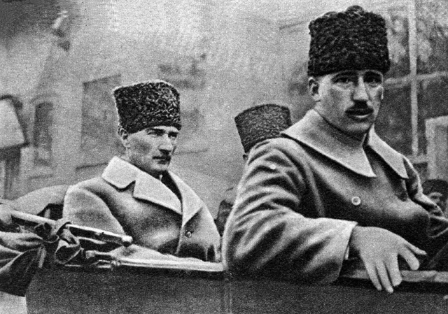 Atatürk'ün hayata veda edişinin 85. yıl dönümü... Binlerce vatandaş Dolmabahçe Sarayı'na akın etti... 7