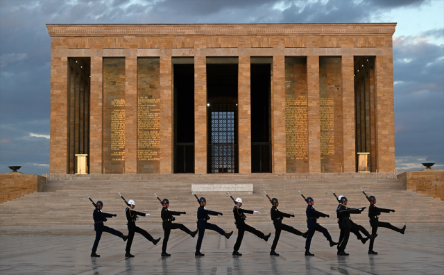 Atatürk'ün hayata veda edişinin 85. yıl dönümü... Binlerce vatandaş Dolmabahçe Sarayı'na akın etti... 3