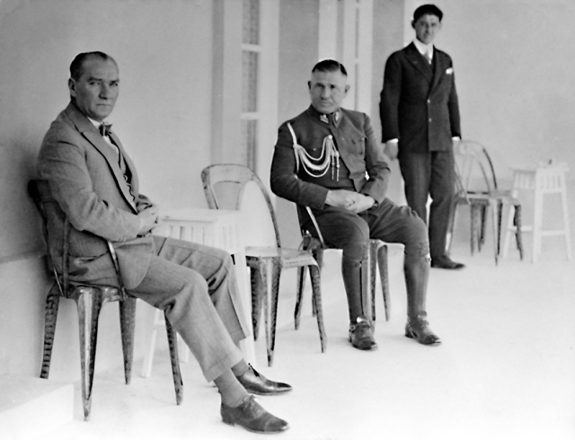 Atatürk'ün hayata veda edişinin 85. yıl dönümü... Binlerce vatandaş Dolmabahçe Sarayı'na akın etti... 10