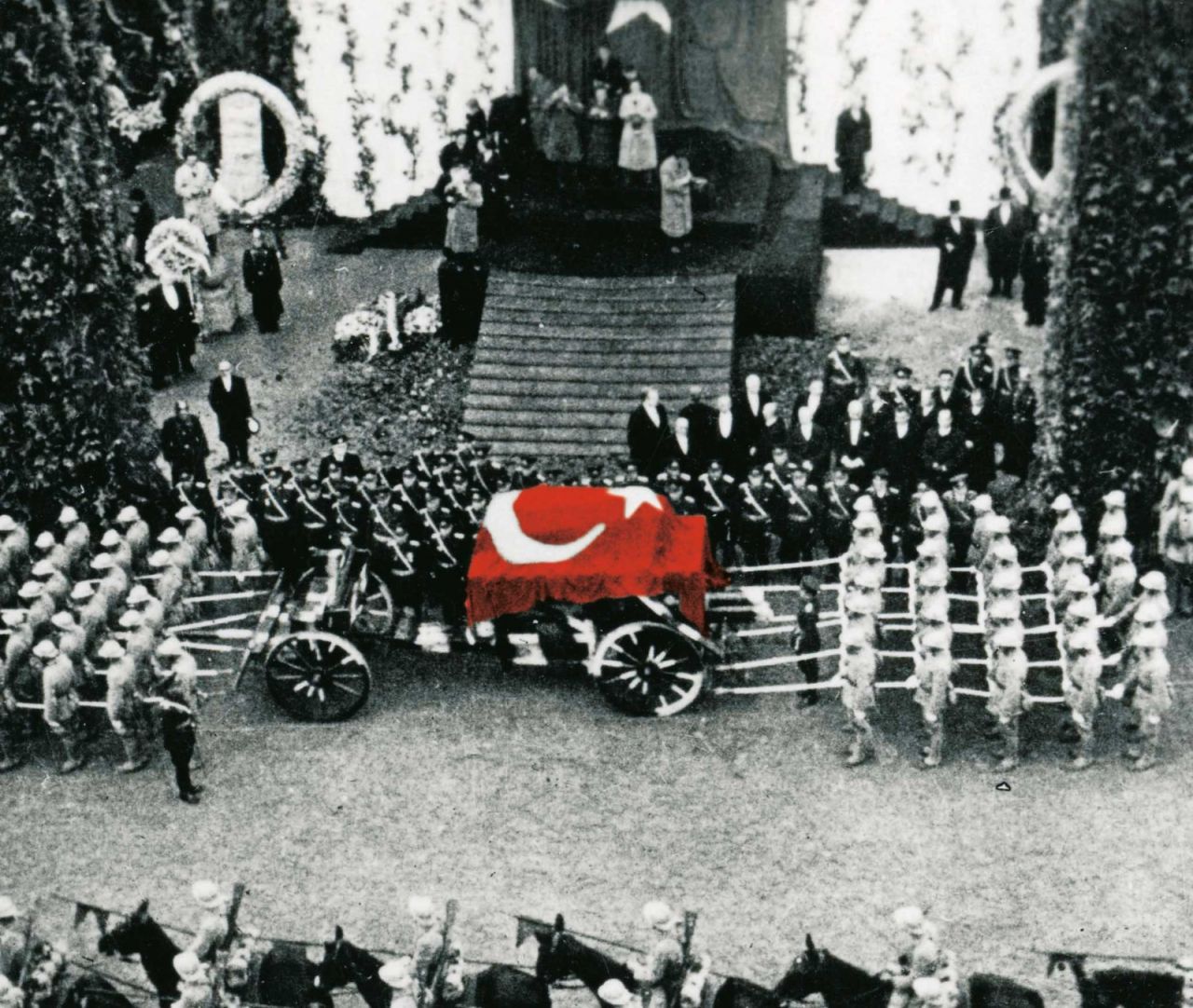Atatürk'ün hayata veda edişinin 85. yıl dönümü... Binlerce vatandaş Dolmabahçe Sarayı'na akın etti... 1