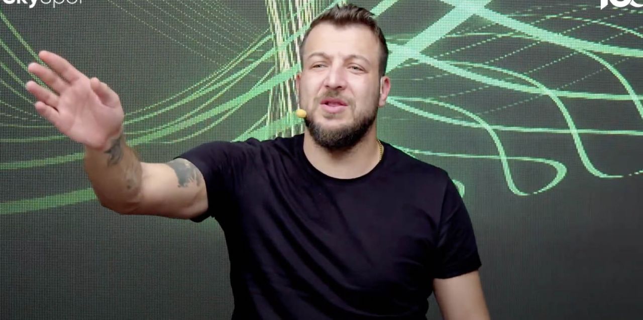 “Beşiktaş’ın futbolcusu sabaha karşı bardan çıkarken yakalanıyor. 5 bin dolar verip fotoğrafı sildiriyor! Delikanlıysan sildirme, yayınlansın fotoğrafın” 7