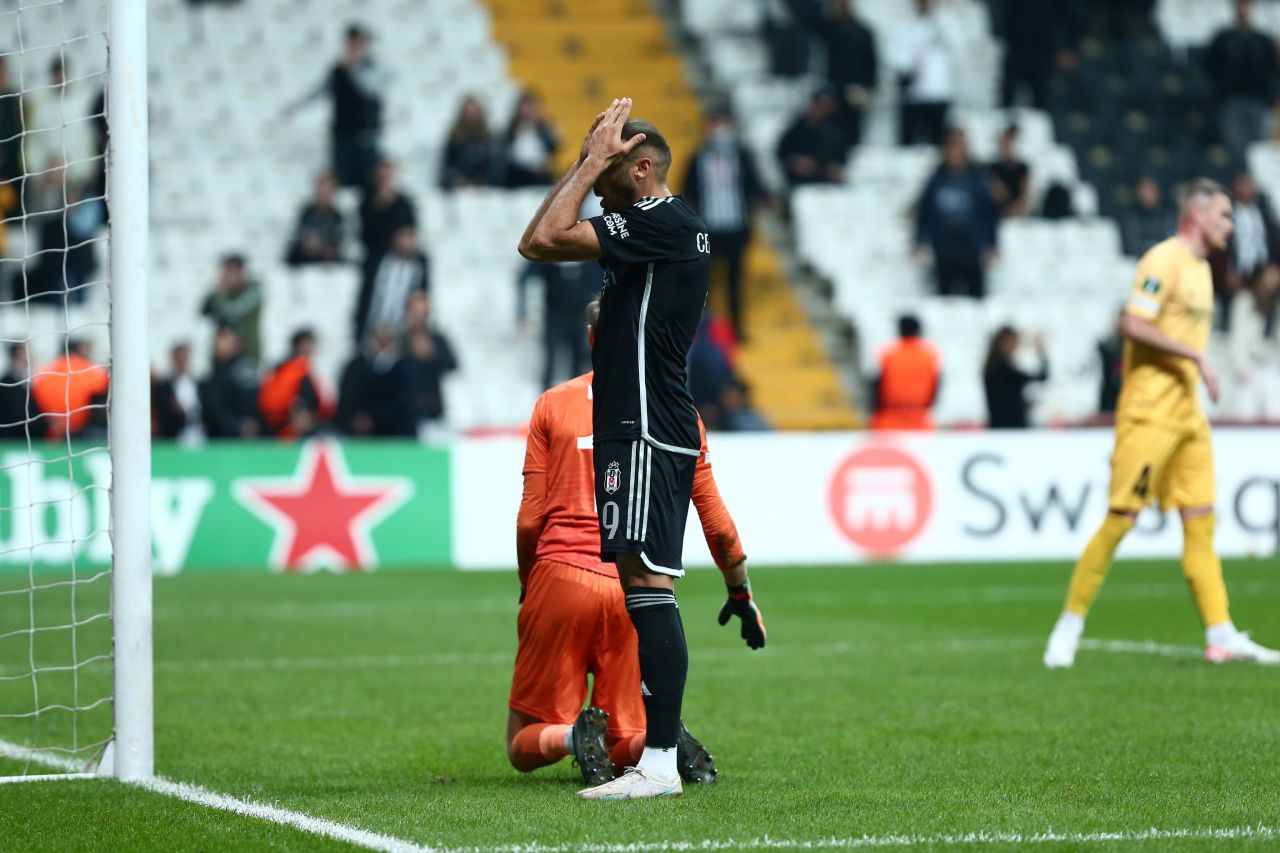 “Beşiktaş’ın futbolcusu sabaha karşı bardan çıkarken yakalanıyor. 5 bin dolar verip fotoğrafı sildiriyor! Delikanlıysan sildirme, yayınlansın fotoğrafın” 4