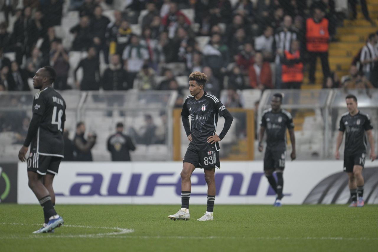“Beşiktaş’ın futbolcusu sabaha karşı bardan çıkarken yakalanıyor. 5 bin dolar verip fotoğrafı sildiriyor! Delikanlıysan sildirme, yayınlansın fotoğrafın” 2