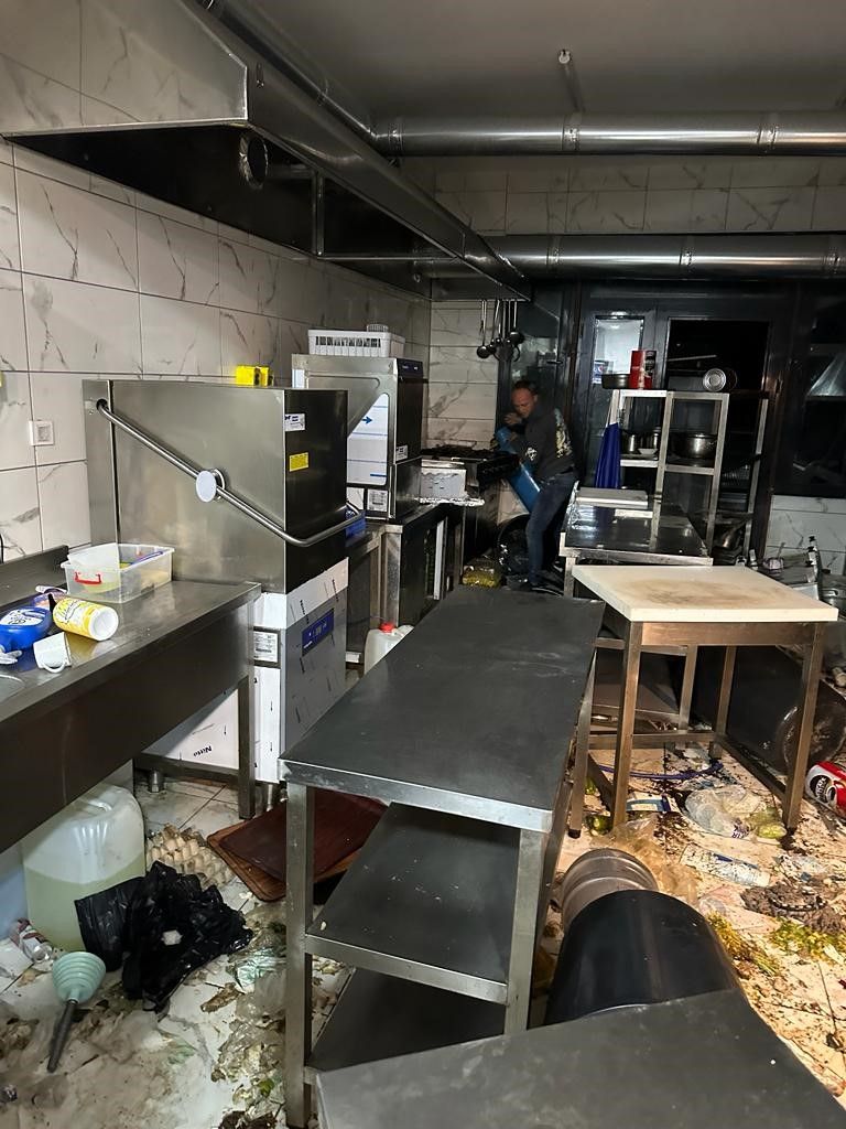 Uludağ'da aç kalan ayılar dükkanları bastı! Ne var ne yok yiyen ayılar esnafı şoke etti 11