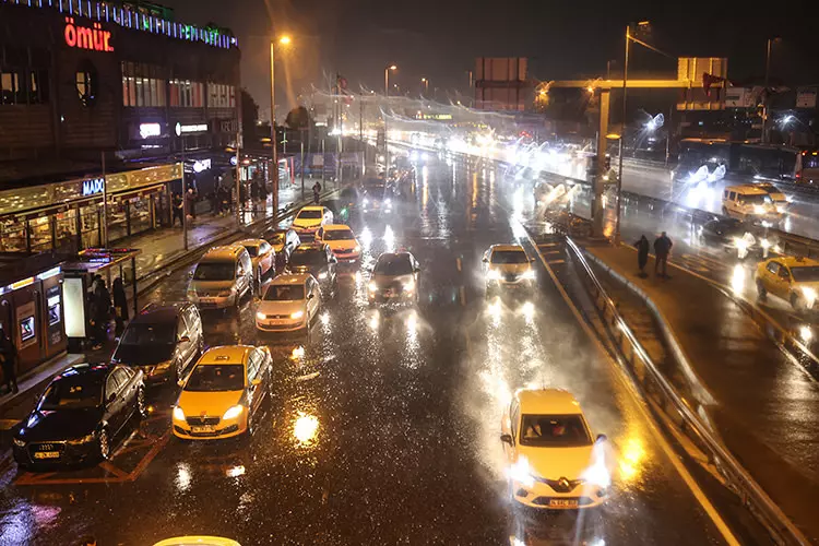 İstanbul'da sağanak ve şiddetli rüzgar hayatı felç etti! 2