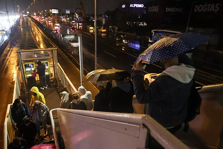 İstanbul'da sağanak ve şiddetli rüzgar hayatı felç etti! 3
