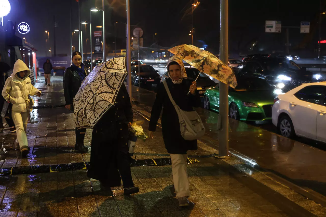 İstanbul'da sağanak ve şiddetli rüzgar hayatı felç etti! 4