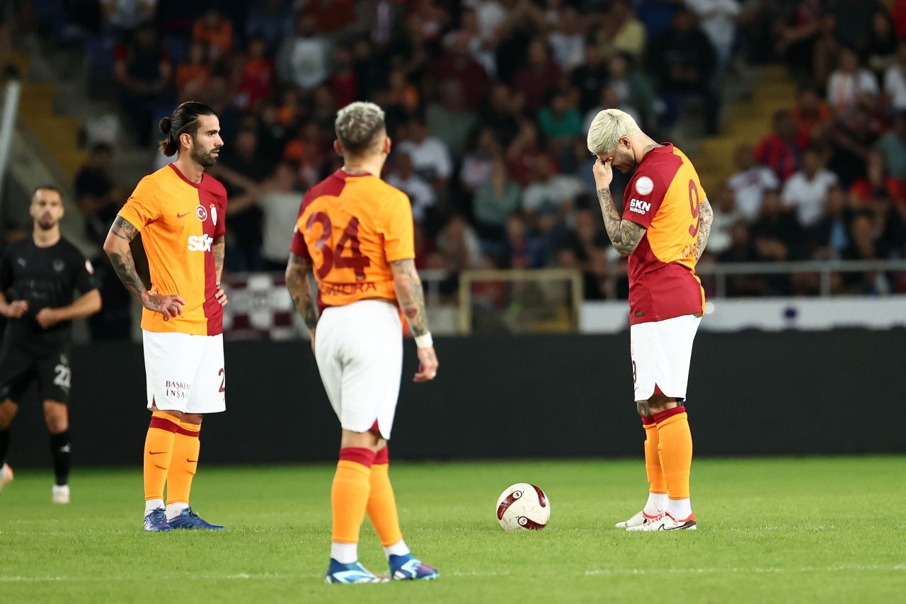 “Sergio Oliveira gizleniyor, Kerem mevkisiyle kavga ediyor, Zaha yine takım oyunundan uzak! Senin resmen omurgan çökmüş…” 1