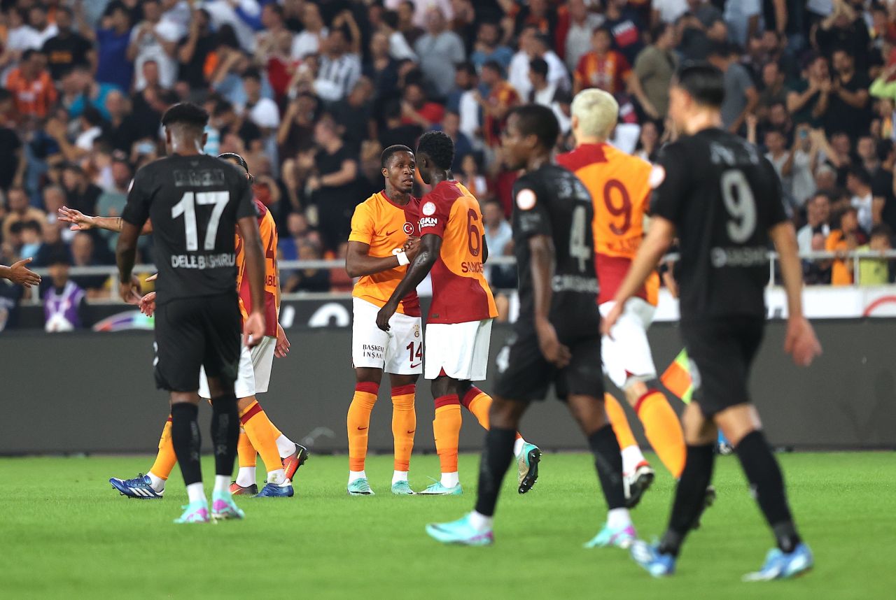 “Sergio Oliveira gizleniyor, Kerem mevkisiyle kavga ediyor, Zaha yine takım oyunundan uzak! Senin resmen omurgan çökmüş…” 6