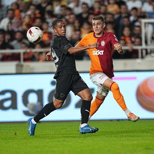 Kazımcan Karataş sosyal medyayı ayağa kaldırdı, Galatasaraylı taraftarlar çıldırdı: "Her maç rakibin 2 golüne imzasını atıyor" 2