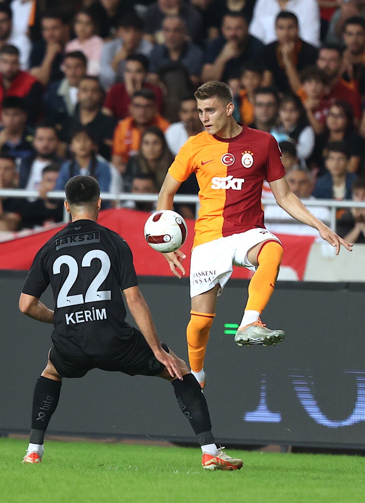Kazımcan Karataş sosyal medyayı ayağa kaldırdı, Galatasaraylı taraftarlar çıldırdı: "Her maç rakibin 2 golüne imzasını atıyor" 1