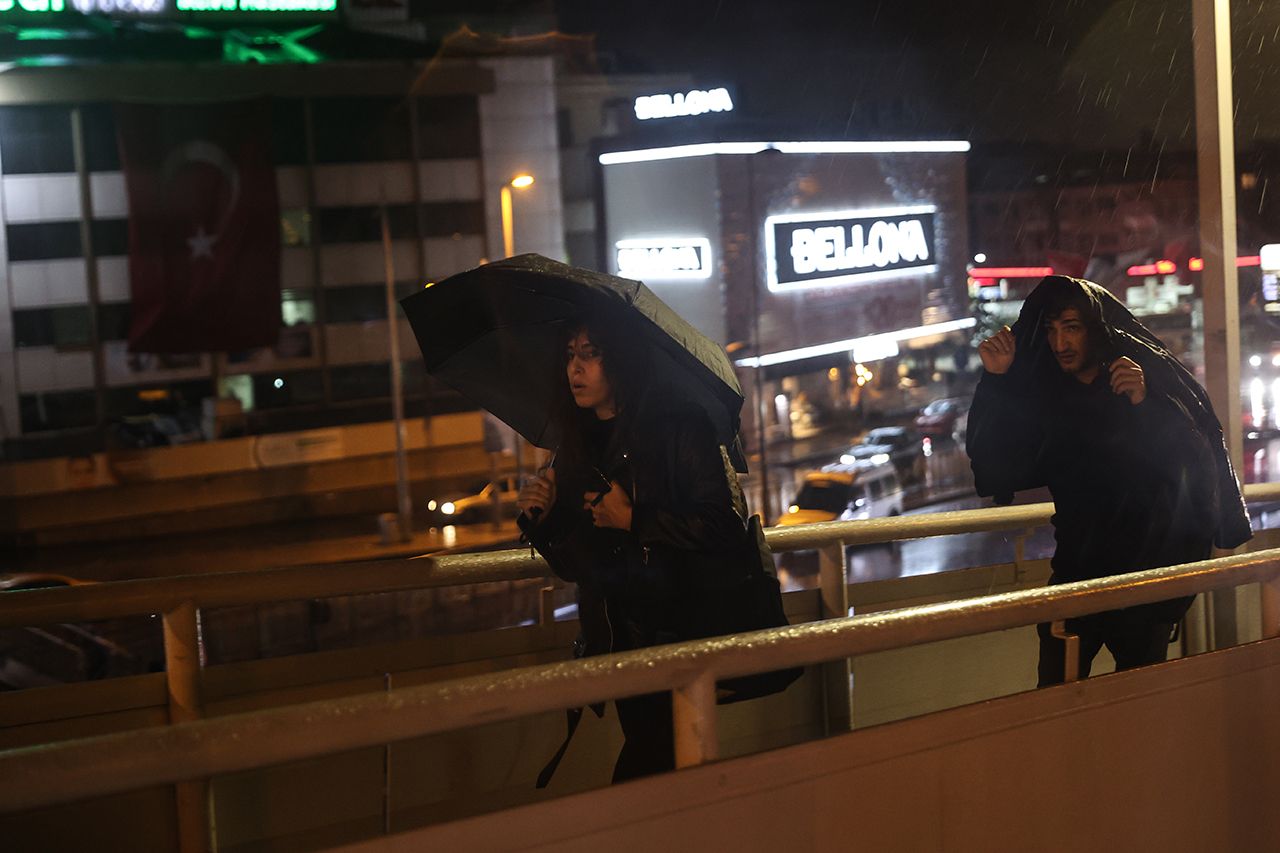 Meteoroloji ve iki valilikten peş peşe uyarı! Sağanak kuvvetli geliyor! İşte hava durumu tahminleri! 10