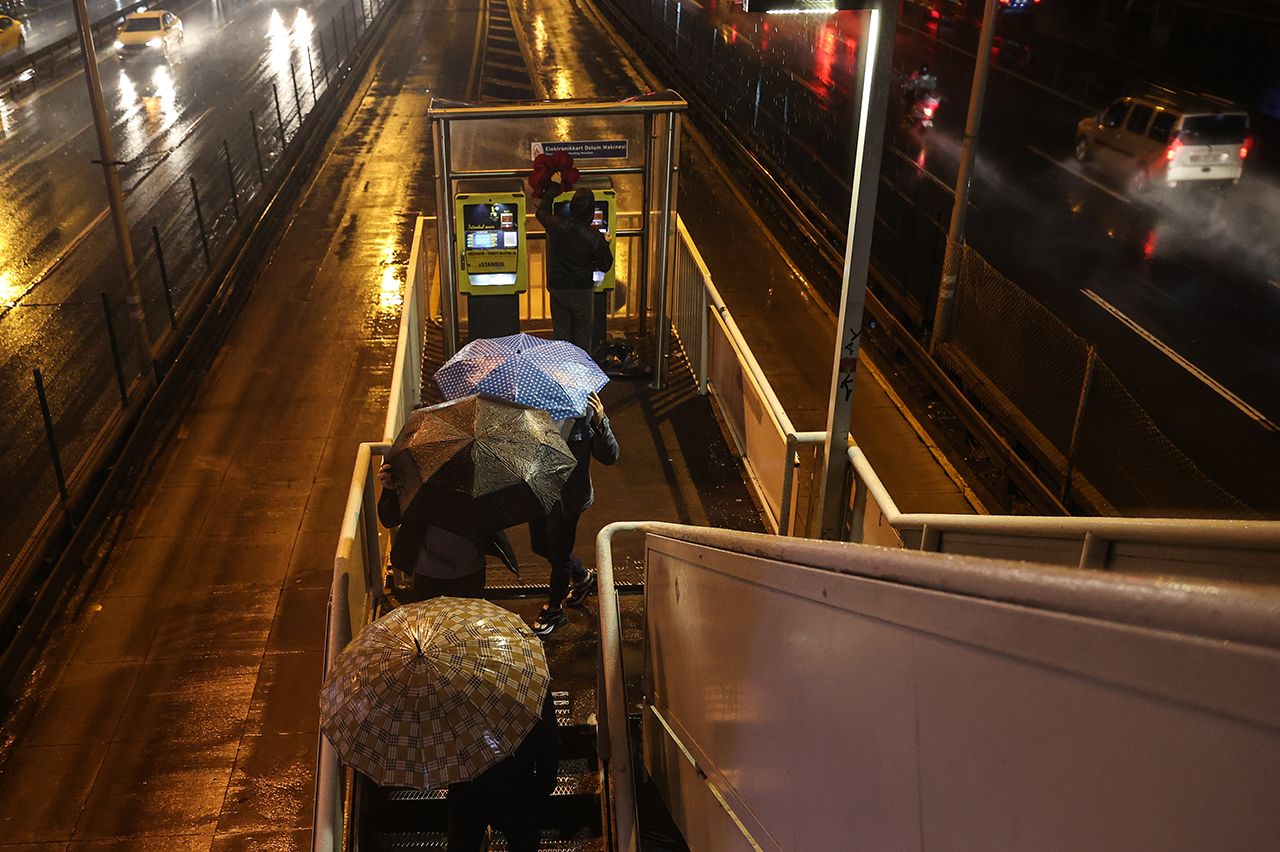 Meteoroloji ve iki valilikten peş peşe uyarı! Sağanak kuvvetli geliyor! İşte hava durumu tahminleri! 14