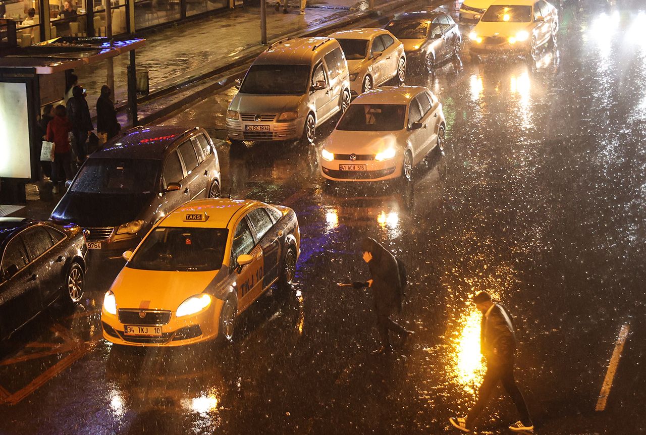 Meteoroloji ve iki valilikten peş peşe uyarı! Sağanak kuvvetli geliyor! İşte hava durumu tahminleri! 15